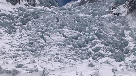 Pan-up-of-Khumbu-icefall-from-basecamp