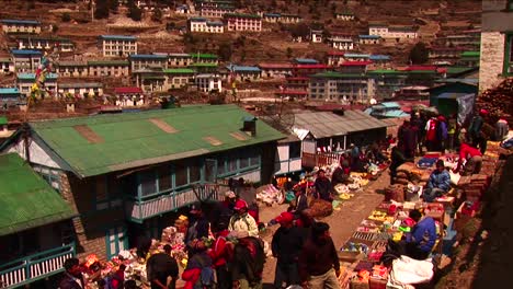 Pan-Hacia-Abajo-Hasta-El-Mercado-De-Namche-Bazaar-En-Nepal