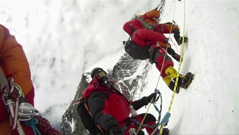 Big-line-of-climbers-on-Mt-Everest-waiting-and-resting