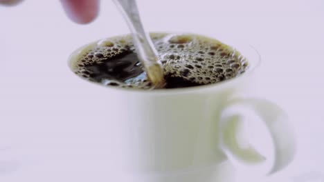 Kaffee-Wird-In-Einer-Tasse-Gerührt