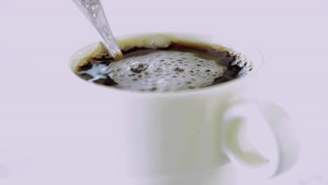 Milch-Oder-Sahne-Wird-In-Kaffee-Gegossen