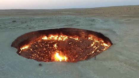 Excelente-Antena-Del-Cráter-De-Gas-Darvaza-Puertas-Del-Infierno-Pozo-De-Fuego-En-Derweze,-Turkmenistán