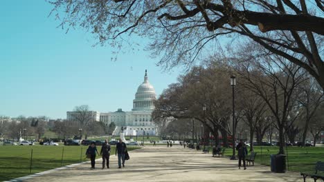 Die-Leute-Gehen-An-Einem-Frühlingstag-Mit-Uns-Capital-Building-Capitol-Hill-Congress-Auf-Der-Mall-In-Washington,-D.C