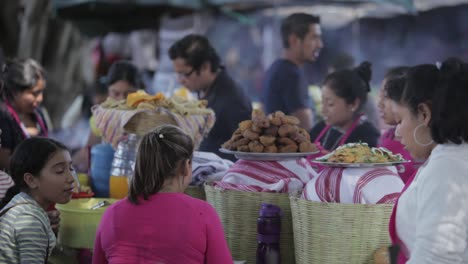 Puestos-De-Comida-Ocupados-Sirven-Comidas-A-Las-Personas-Que-Asisten-A-Las-Festividades-De-Pascua-(semana-Santa)-En-Antigua-Guatemala