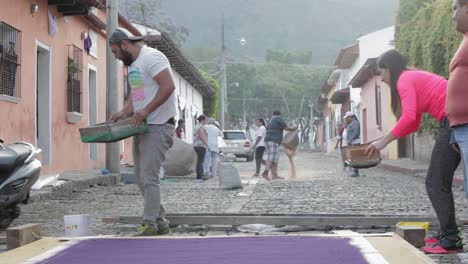 Einheimische-Dekorieren-Eine-Alfombra-Oder-Einen-Teppich-Während-Der-Semana-Santa-Osterwoche-In-Antigua-Guatemala-4