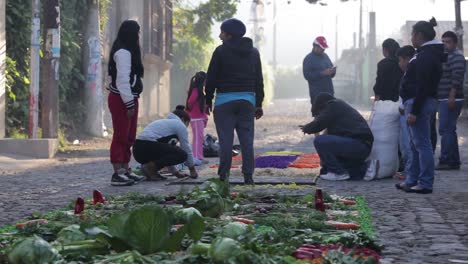 Los-Lugareños-Decoran-Una-Alfombra-O-Alfombra-Durante-La-Semana-Santa-Semana-De-Pascua-En-Antigua-Guatemala-8