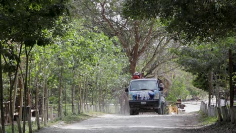 Ein-Lieferwagen-Fährt-Eine-Landstraße-In-Guatemala-Entlang