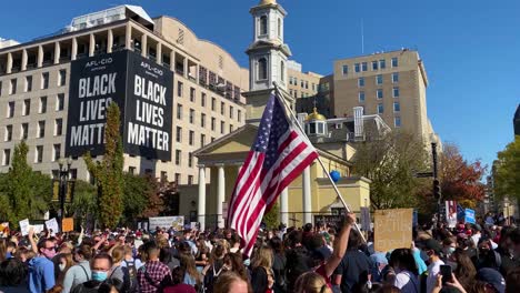 Menschenmassen-Versammeln-Sich-Vor-Der-Bischofskirche-St.-Johns-Am-Lafayette-Square-In-Washington,-D.C.,-Um-Den-Sieg-Von-Joe-Biden-Zu-Feiern