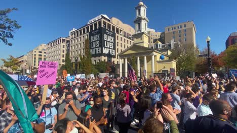 Menschenmassen-Versammeln-Sich-Außerhalb-Der-St.-Johns-Episcopal-Church-Am-Lafayette-Square-In-Washington,-D.C.,-Um-Den-Sieg-Von-Joe-Biden-Zu-Feiern-1