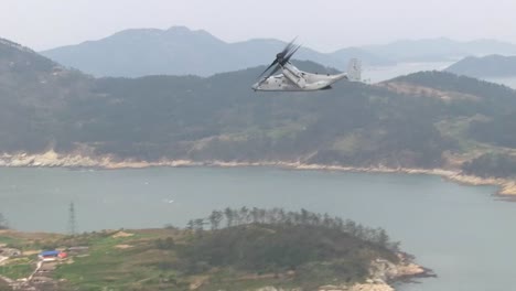 Marinesoldaten-Und-Armee-Suchen-Nach-Überlebenden-Der-Koreanischen-Fährkatastrophe-Von-2014