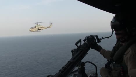 Gute-Aufnahmen-Eines-Marine-Ah1-Super-Cobra-Kampfhubschraubers-Im-Flug