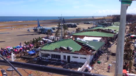 US-Streitkräfte-Helfen-Den-Opfern-Des-Taifuns-Haiyan-Auf-Den-Philippinen