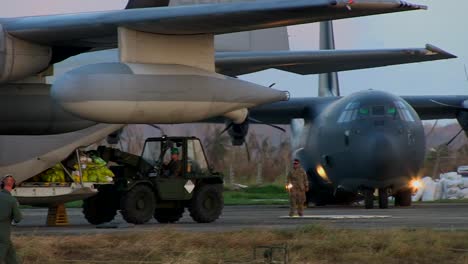 Nothilfegüter-Werden-Von-Einem-Superhercules-Flugzeug-Vom-Typ-Kc130-An-Die-Opfer-Des-Taifuns-Haiyan-Auf-Den-Philippinen-Geliefert