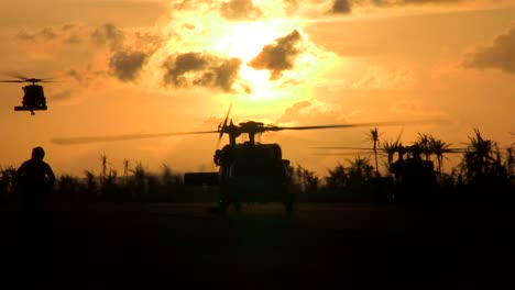 Militärhubschrauber-Landen-Bei-Sonnenaufgang-Oder-Sonnenuntergang-Auf-Einer-Landebahn