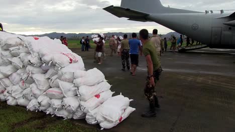 Während-Taifun-Haiyan-3-.-Werden-Notvorräte-In-Abgelegene-Dörfer-Auf-Den-Philippinen-Geliefert