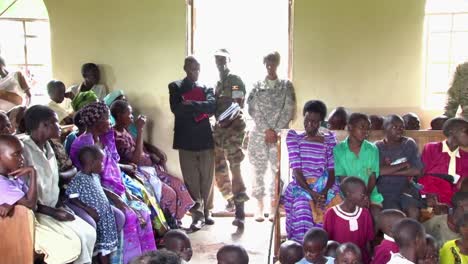 Afrikaner-In-Einem-Dorf-In-Uganda-Werden-Von-Us-militärs-Bei-Der-Bekämpfung-Von-Ebola-Unterstützt-8