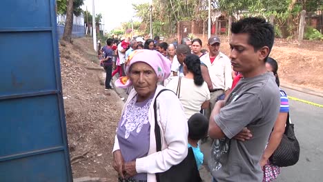 Se-Forman-Largas-Filas-Mientras-Los-Médicos-De-La-Armada-De-EE.-UU.-Y-Canadá-Brindan-Atención-Médica-Y-Dental-Gratuita-A-Los-Residentes-De-Caluco-El-Salvador