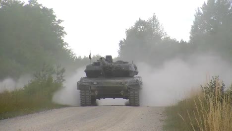 M-1-Tanque-Abrams-Se-Mueve-A-Lo-Largo-De-Una-Carretera-2
