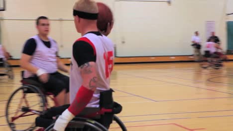 Verwundete-Und-Behinderte-Armeeveteranen-Treten-Im-Rollstuhlbasketball-An-1