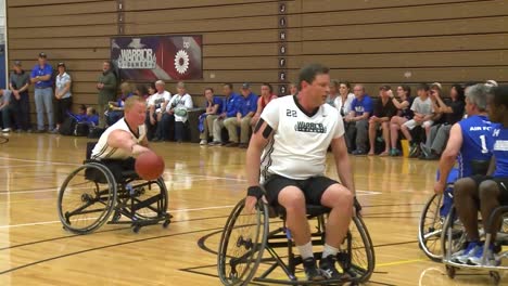 Verwundete-Und-Behinderte-Armeeveteranen-Treten-Im-Rollstuhlbasketball-An-2