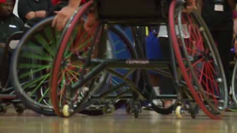 Verwundete-Und-Behinderte-Armeeveteranen-Treten-Im-Rollstuhlbasketball-An-5