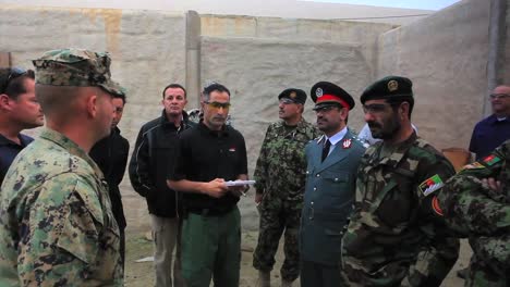 Afghanische-Beamte-Besuchen-Einen-Armeestützpunkt-1