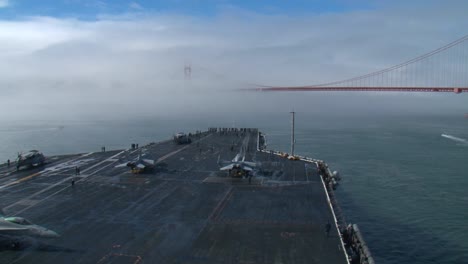 Ein-Flugzeugträger-Fährt-Unter-Der-Golden-Gate-Bridge-Hindurch