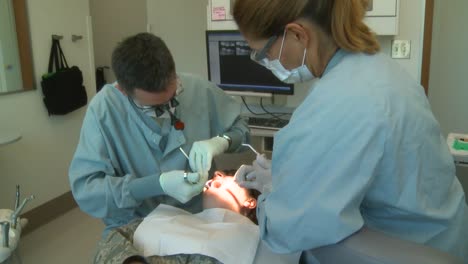 Los-Estudiantes-Aprenden-Odontología-En-La-Escuela-De-Odontología-De-La-Fuerza-Aérea-1