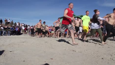 Kids-On-Spring-Break-Run-To-The-Ocean