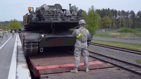 US-Militärausrüstung-Wird-Auf-Triebwagen-Verladen-Und-Für-Den-Überlandtransport-Vorbereitet-13