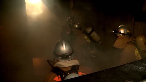 Feuerwehrleute-Bekämpfen-Ein-Übungsfeuer-In-Geschlossenen-Räumen-1