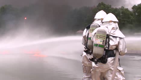 Feuerwehrleute-Bekämpfen-Ein-Chemisches-Übungsfeuer-3