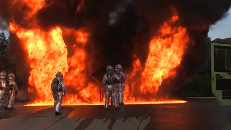 Feuerwehrleute-Bekämpfen-Ein-Wütendes-Chemisches-Feuer-Bei-Einem-Simulierten-Flugzeugabsturz-5