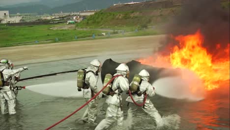 Feuerwehrleute-Bekämpfen-Ein-Wütendes-Chemisches-Feuer-Bei-Einem-Simulierten-Flugzeugabsturz-12