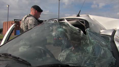 Los-Bomberos-Europeos-Practican-La-Respuesta-A-Un-Accidente-Automovilístico-Por-Volcadura-1