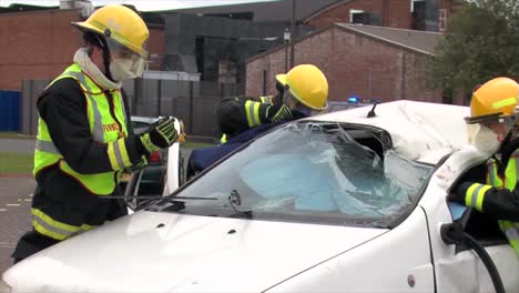 Europäische-Feuerwehrleute-üben-Die-Reaktion-Auf-Einen-Autounfall-Überschlag