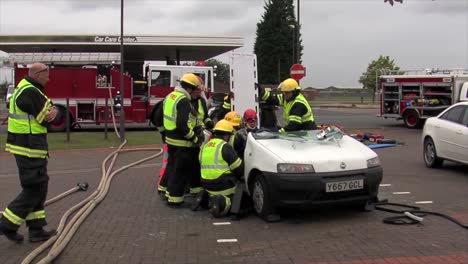 Europäische-Feuerwehrleute-üben-Die-Reaktion-Auf-Einen-Autounfall-Überschlagsunfall-9