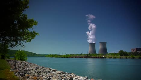 Un-Reactor-Nuclear-Se-Encuentra-A-Lo-Largo-De-La-Orilla-De-Un-Río-En-Tennessee.