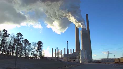 Ein-Kohlekraftwerk-Stößt-Rauch-In-Die-Luft