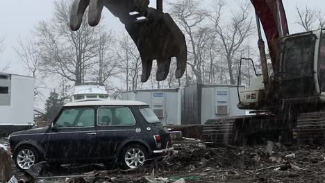 Agentes-De-La-Aduana-Estadounidense-Destruyen-Un-Mini-Cooper-Importado-Ilegalmente