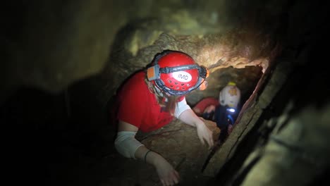 Los-Niños-Exploran-Cuevas-Estrechas-Y-Peligrosas-Usando-Faros
