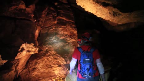 Los-Niños-Exploran-Cuevas-Con-Faros-2