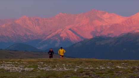 Corredores-Trotando-Por-El-Parque-Nacional-De-Las-Montañas-Rocosas-Temprano-En-La-Mañana-1