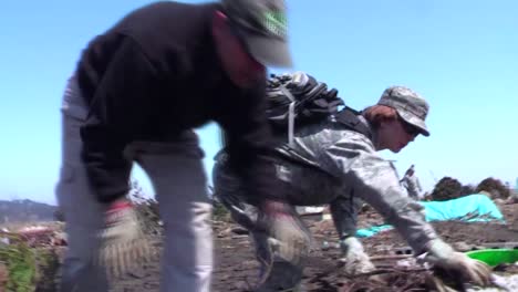 Us-Army-Personnel-Help-Cleanup-After-The-Devastating-Earthquake-And-Tsunami-In-Japón-In-2011-2