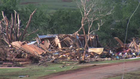 US-Armee-Hilft-Bei-Den-Aufräumarbeiten-Nach-Einem-Verheerenden-Tornado-Im-Piemont-Oklahoma-Im-Jahr-2011