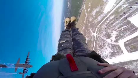 Guter-POV-Von-Internationalen-Fallschirmjägern,-Die-Im-Tandem-Aus-Einem-Militärflugzeug-Springen