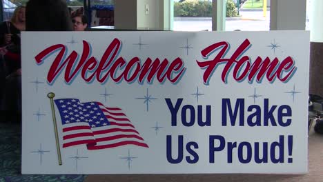 Los-Hombres-Y-Mujeres-Militares-Estadounidenses-Son-Bienvenidos-A-Casa-En-Un-Aeropuerto-Después-De-Un-Reciente-Despliegue-En-Afganistán.