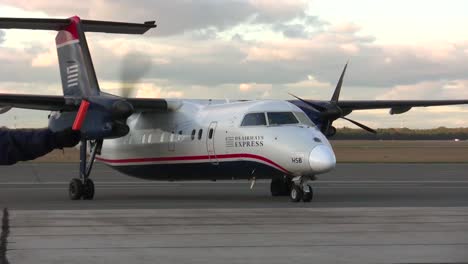 Ein-Us-airways-express-pendlerflugzeug-Taxis-Bis-Zu-Einem-Flughafen-gate