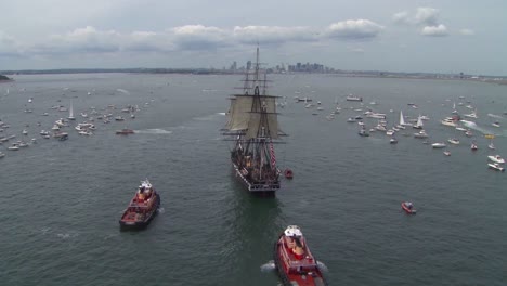 Schöne-Antennen-Der-Uss-Verfassung-Hochmastsegelschiff-Im-Hafen-Von-Boston-1