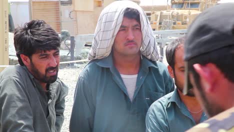 Afghan-Police-And-Army-Snipers-Are-Trained-To-Diffuse-A-Bomb